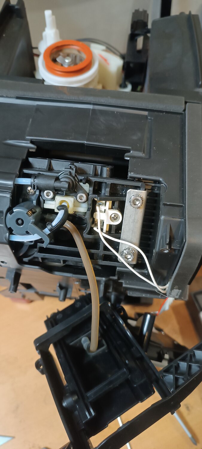 замок от кофемашины saeco провернулся, конструкция кофемашины delonghi ecam 23.210, delonghi esam 2000 двигатель привода зу, кофемашина delonghi, кофемашина делонги