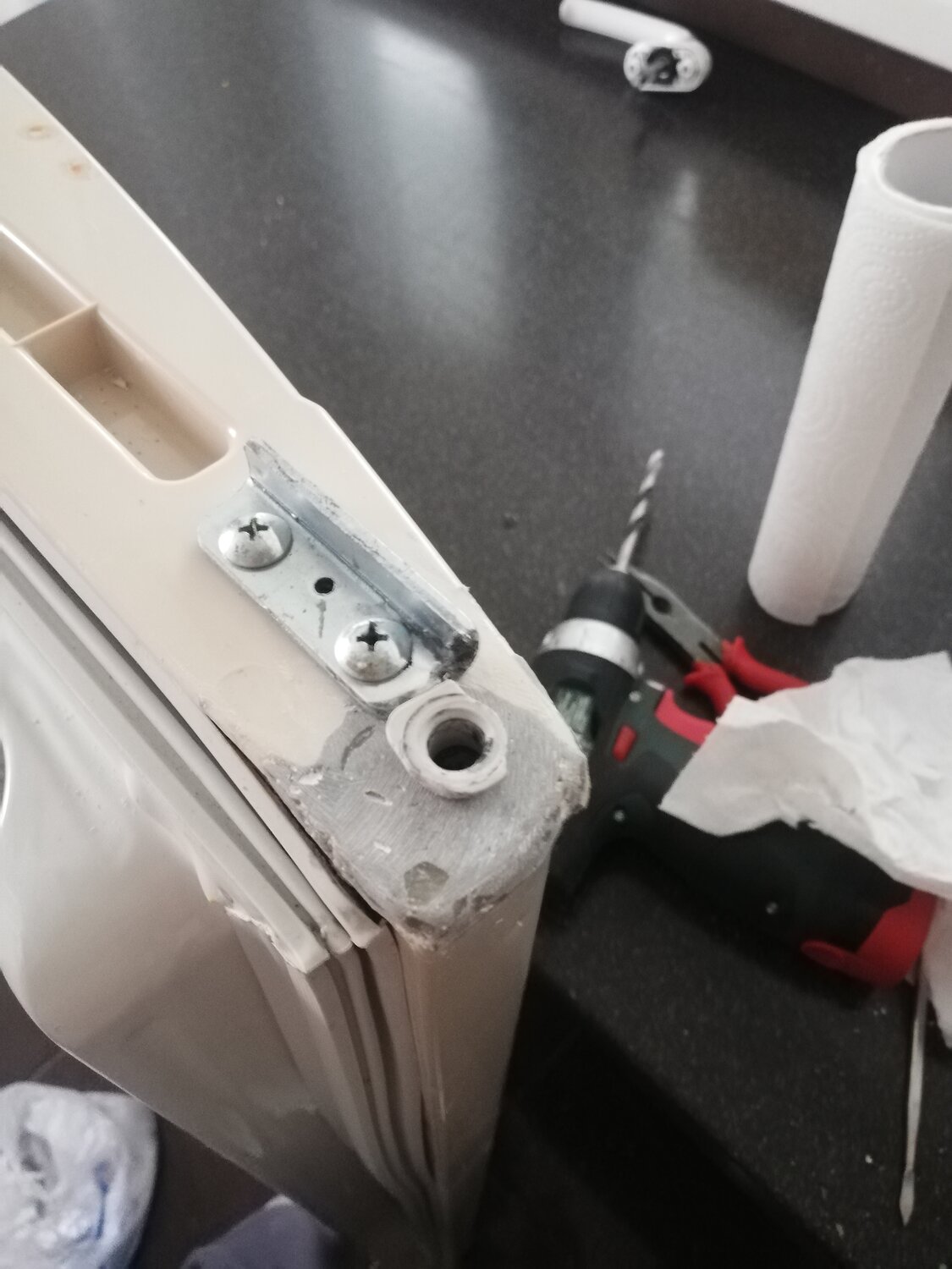 перевесить дверь холодильника, перенавешивание дверей холодильника индезит sb167, дверь холодильника, перевесить дверцы холодильника индезит, плотно не закрывается дверь морозильной камеры