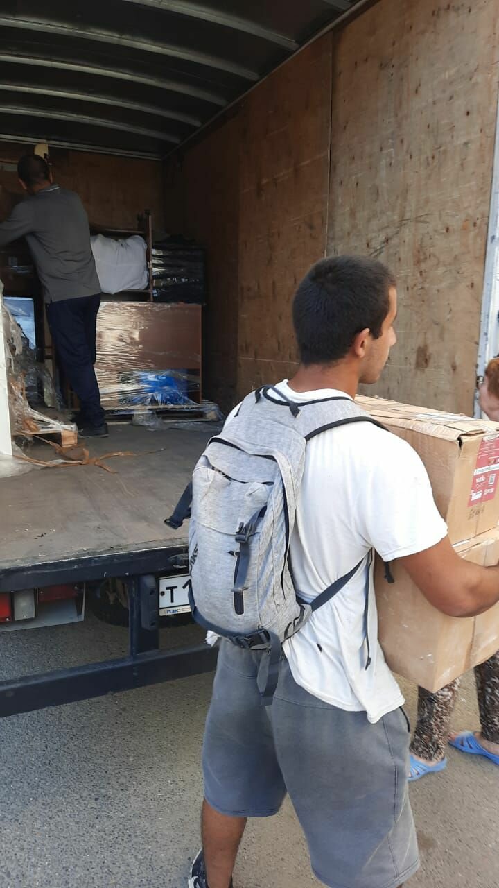 грузчики переезды, грузчик, разгрузка товара, ноги, сбор гуманитарной помощи