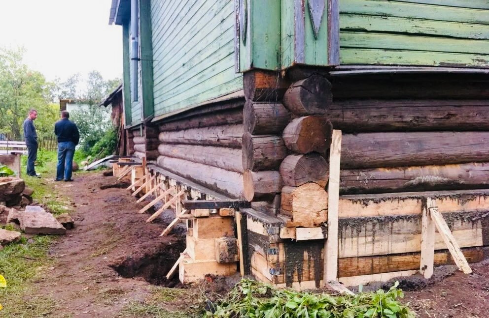 фундамент деревянного дома, фундамент старых деревянных домов, старый фундамент, фундамент под деревянный дом, завалинка в деревянном доме