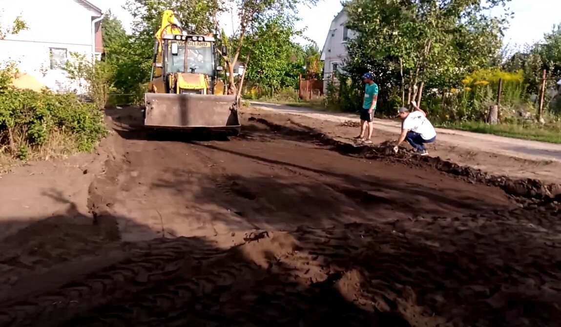 новый асфальт в деревне, провал грунта, дорога в, асфальт, под асфальт