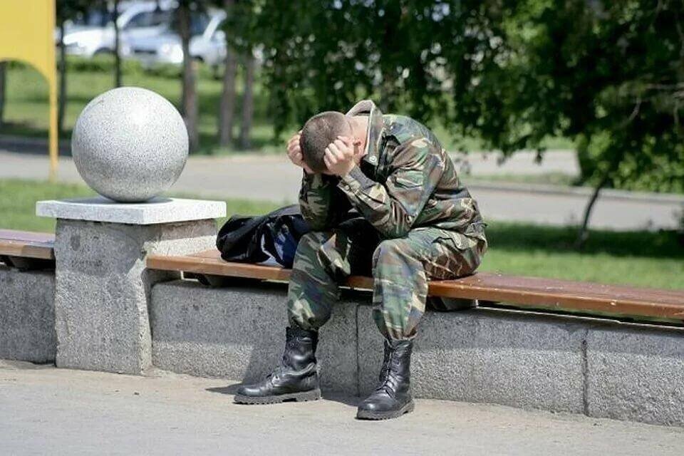 грустный солдат, военный, солдат сидит, военные, уставший солдат